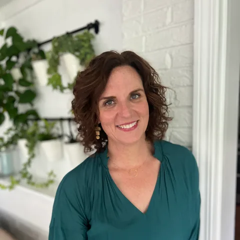 Photo of Laura Walsh