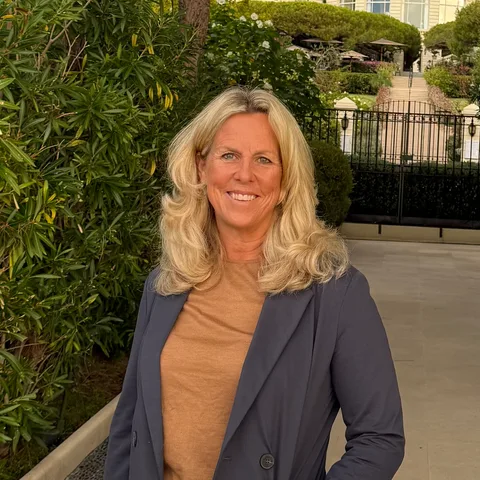 Photo of Lynne Coslett-Charlton, MD